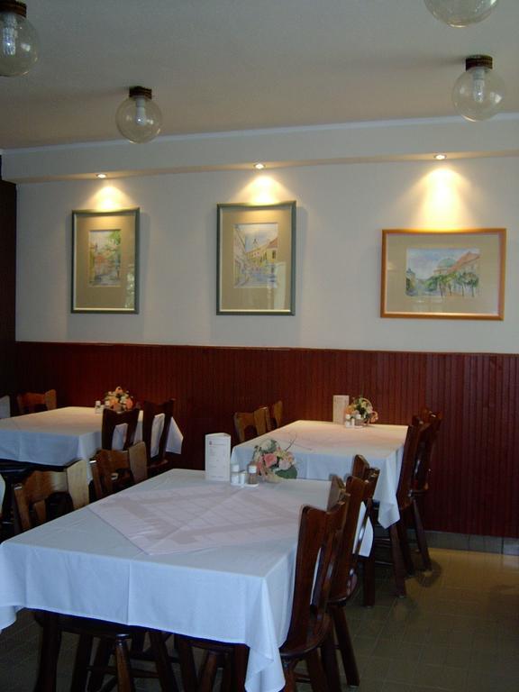 Berg Toboz Panzio Hotel Pecs Luaran gambar