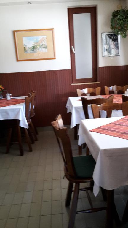 Berg Toboz Panzio Hotel Pecs Luaran gambar