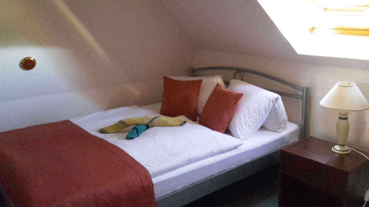 Berg Toboz Panzio Hotel Pecs Luaran gambar