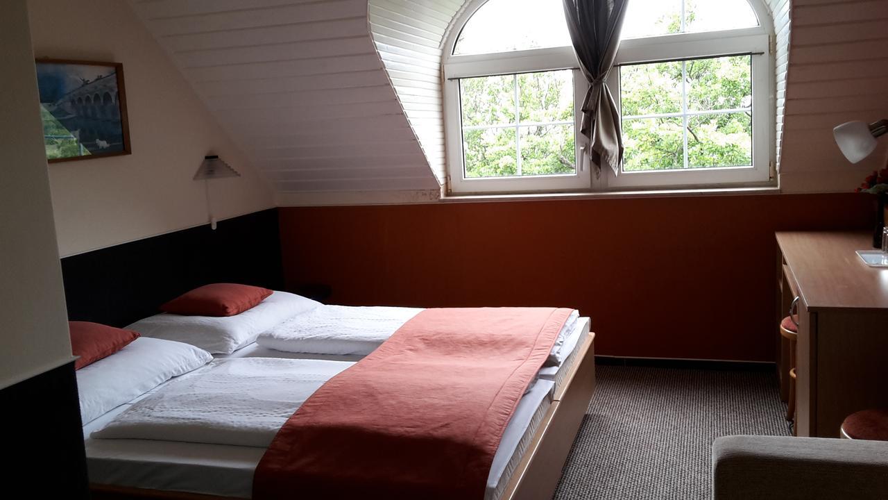 Berg Toboz Panzio Hotel Pecs Luaran gambar